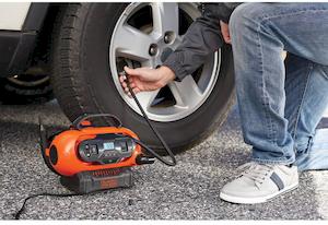 Компресор автомобільний акумуляторний BLACK+DECKER BDCINF18N - картинка №5 Фото №5 - Компресор автомобільний акумуляторний BLACK+DECKER BDCINF18N