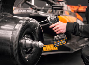 Фото №15 - Шурупокрут ударний McLaren F1 TEAM LIMITED EDITION DeWALT DCF85MM2T
