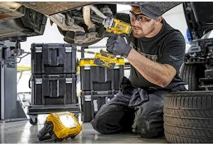 Ліхтар світлодіодний акумуляторний DeWALT DCL077 - картинка №7 Фото №7 - Ліхтар світлодіодний акумуляторний DeWALT DCL077