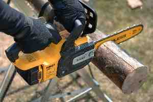 Фото №9 - Пила ланцюгова акумуляторна безщіткова DeWALT DCMCS565P1