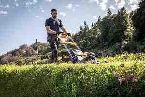 Газонокосарка акумуляторна самохідна безщіткова DeWALT DCMWSP660N - картинка №7 Фото №7 - Газонокосарка акумуляторна самохідна безщіткова DeWALT DCMWSP660N