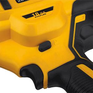 Степлер скобозабивний акумуляторний безщітковий DeWALT DCN681N - картинка №3 Фото №3 - Степлер скобозабивний акумуляторний безщітковий DeWALT DCN681N