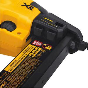 Степлер скобозабивний акумуляторний безщітковий DeWALT DCN681N - картинка №4 Фото №4 - Степлер скобозабивний акумуляторний безщітковий DeWALT DCN681N