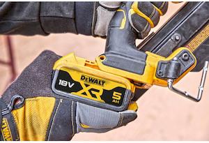Пістолет цвяхозабивний акумуляторний безщітковий DeWALT DCN930N - картинка №6 Фото №6 - Пістолет цвяхозабивний акумуляторний безщітковий DeWALT DCN930N