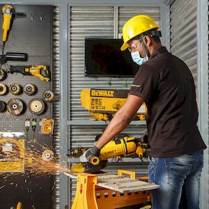 Фото №14 - Шліфмашина кутова - болгарка мережева DeWALT DWE4579