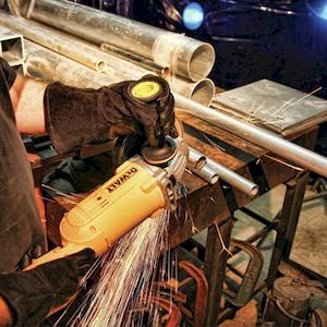 Фото №4 - Шліфмашина кутова - болгарка мережева DeWALT DWE496